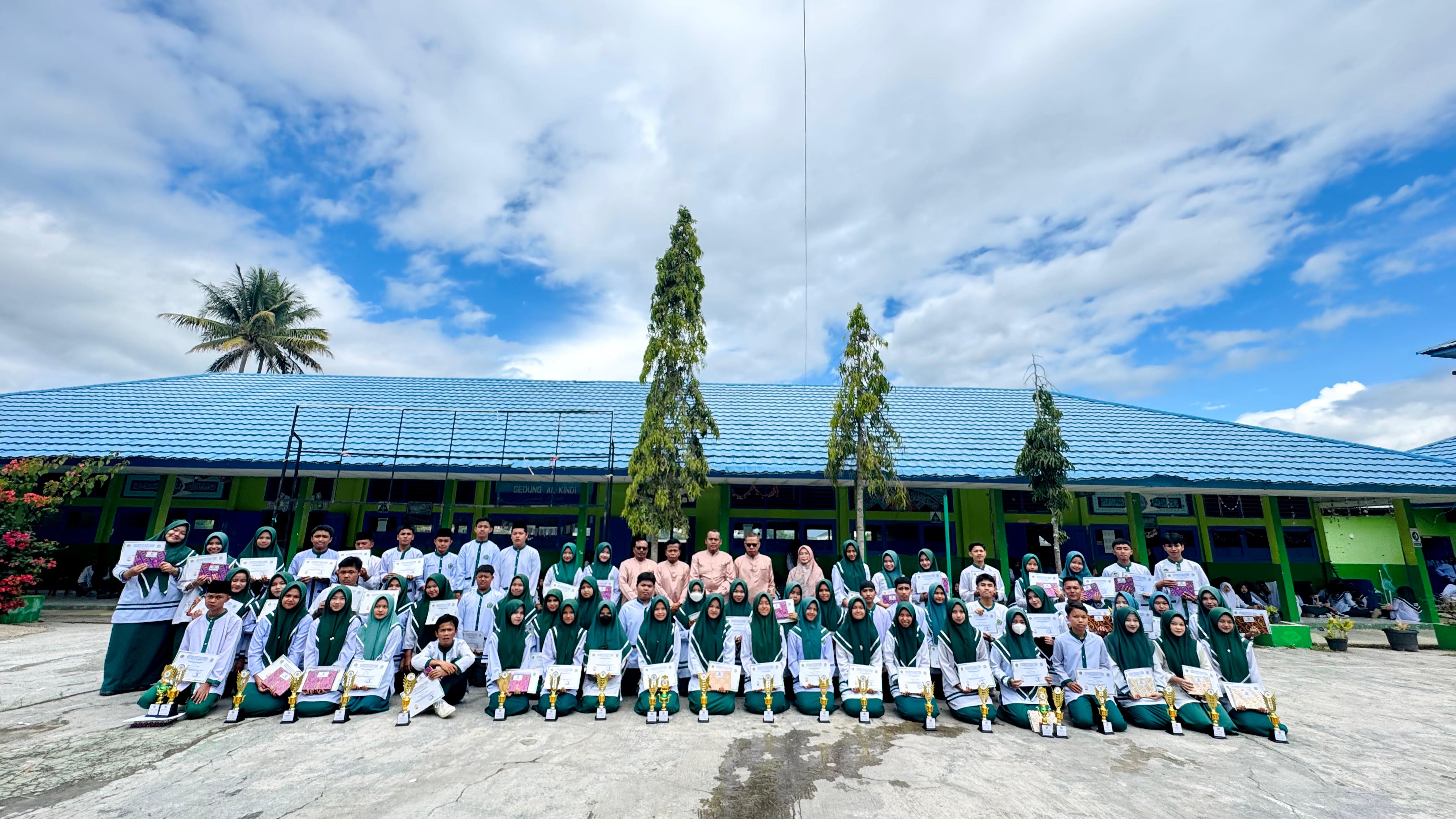 Sinergi Organisasi dan Akademik: Anggota PIK-R MAN 1 Kerinci Borong Juara Kelas