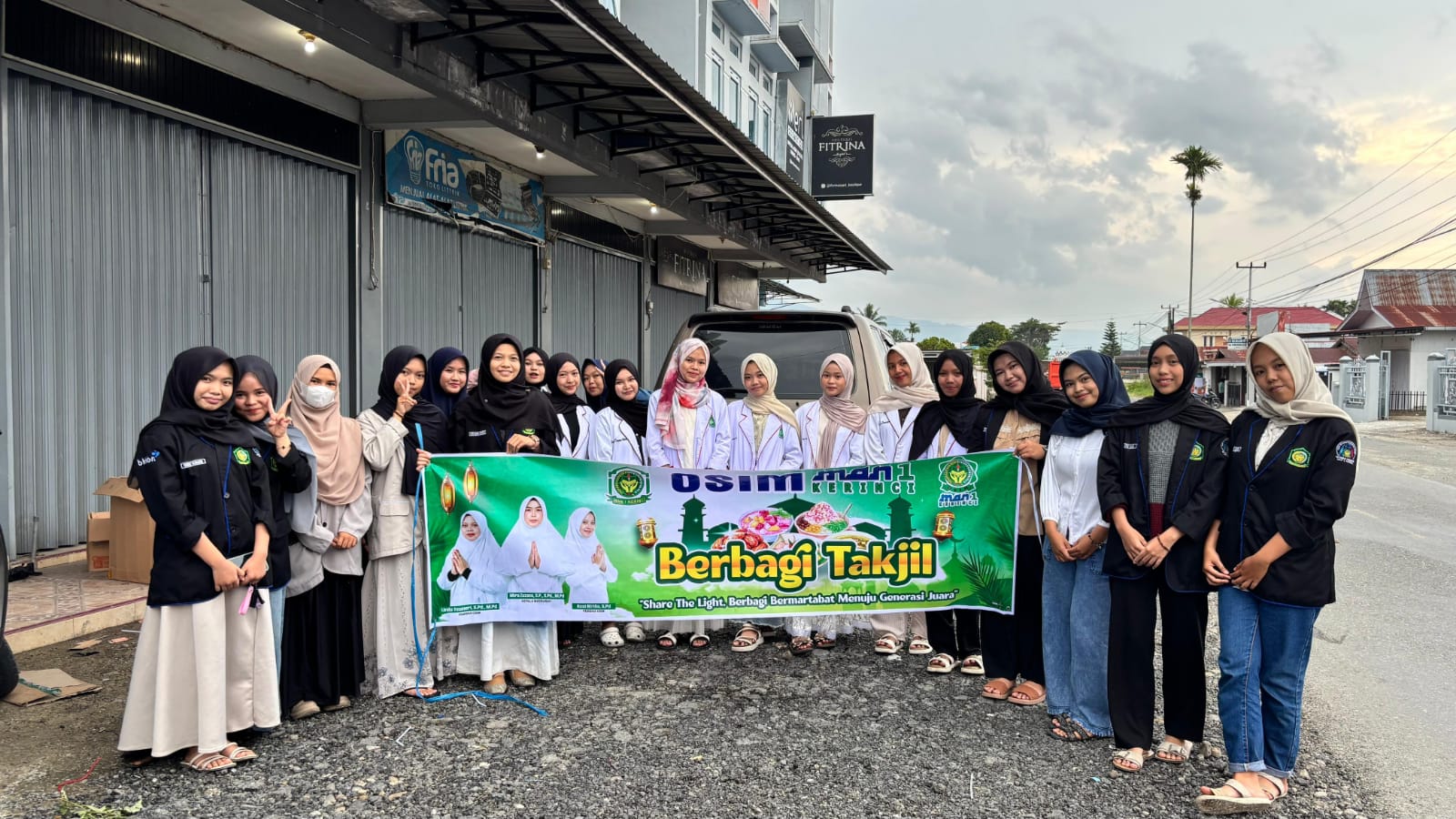 Sinergi Kebaikan di Bulan Suci, PIK-R MAN 1 Kerinci Gelar Aksi Berbagi Takjil